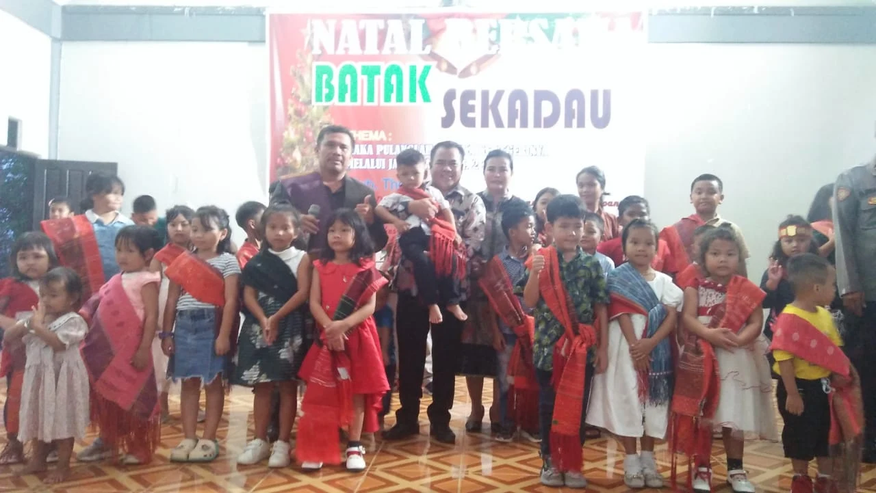 Bupati Aron Hadir Perayaan Natal Bersama Masyarakat Batak di Sekadau