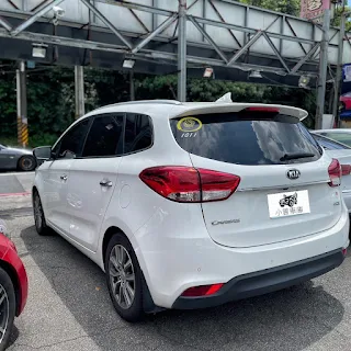 小曾團隊偶爾也會收一些 Kia 二手車，今天就來帶大家看看 KIA Carens 的收購故事喔!!   巫小姐有一台白色漂亮的2016年 KIA Carens ，里程大概是九萬公里 ，原鈑件。當初是買柴油旗艦版 ，新車價大概98萬。配備也還蠻不錯的 ，全景天窗、車頂架、六顆氣囊、定速、雙區恆溫、I-Key 、導航也有。    巫小姐網路問了許多車商 ，也在家裡附近的二手車商問了一輪 。因為大多數的中古車商對於 KIA 起亞這個牌子不是很熟 ，所以不是婉拒收購就是估了很低的價格 。    最後在網路上發現我們看起來很敢收中古車 ，所以鼓起勇氣詢問看看 。小曾一直相信 [緣份就是取決於行動 !!]   巫小姐行動了，才會有這篇收購分享 。她寫了資料交給我們線上估車 ，我們給了她一個不錯的價格 ，讓巫小姐覺得不一樣 ，終於有人願意用正常行情收購她的愛車 。    最後約了一天到府估車，發現沒什麼問題後，就現場簽約付清把車開回家囉 !!並且在兩天後快速過戶 !巫小姐覺得我們的價格跟效率真的是誇張好的啦 !!下一台車一定會再找我們收購的 !    巫小姐尋尋覓覓的找了許多車商 ，就因為多問了小曾團隊就取得了更棒的價格 。如果妳/你也跟巫小姐一樣是 KIA車主想找中古車商收購和線上估車 ，找我們絕對敢收的啦 !!謝謝巫小姐喔!!