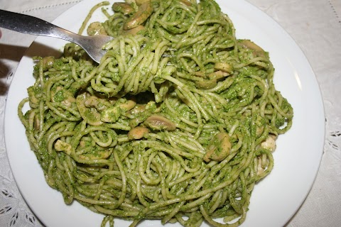 Massa de esparguete (integral) com cogumelos e molho pesto de espinafres (caseiro)