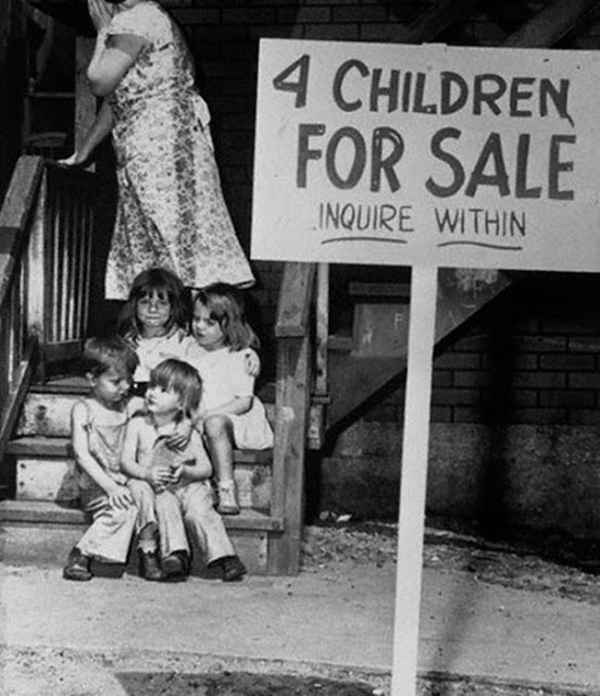 Мать прячет лицо от стыда после того как выставила своих детей на продажу, Чикаго, 1948 г.