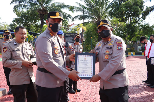 Kapolres Karimun Memberikan Penghargaan kepada Kasat Binmas Polres Karimun yang Menciptakan Program SARLING