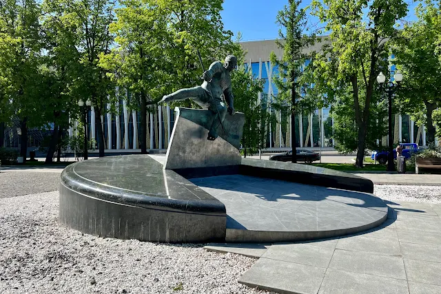 Олимпийский комплекс «Лужники», аллея Славы, памятник хоккеисту Валерию Харламову