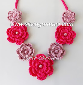 Colar de croche com flores