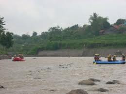 Menikmati arung jeram sungai cikandang...!!!!