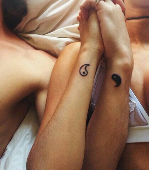 Outro Yin Yang desenhos de tatuagem com tinta no pulso. Ele é pequeno, sutil, mas muito significativo quando colocados juntos.