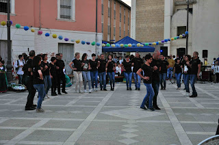 progetto Ballo Sardo-  Alcune foto dello spettacolo Ballus e Cantus in Piazza Marconi a San Gavino - scuola primaria di via Fermi