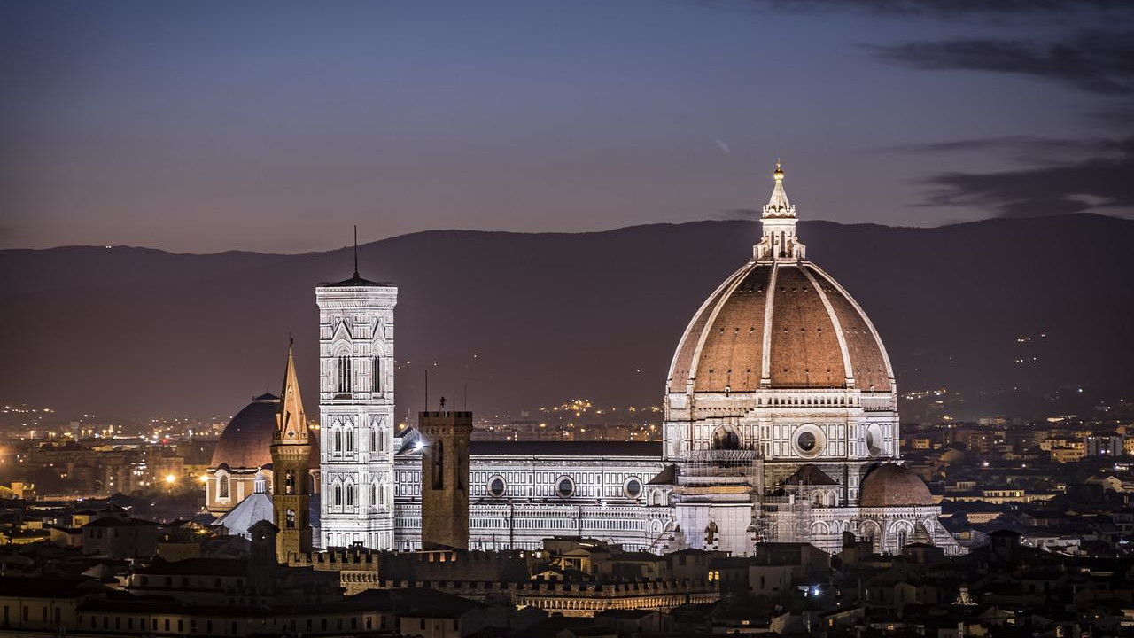 Vista nocturna de la Catedral de Florencia (Italia)
