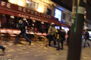 Hiện trường vụ khủng bố gây rung chuyển Paris, ít nhất 170 người chết
