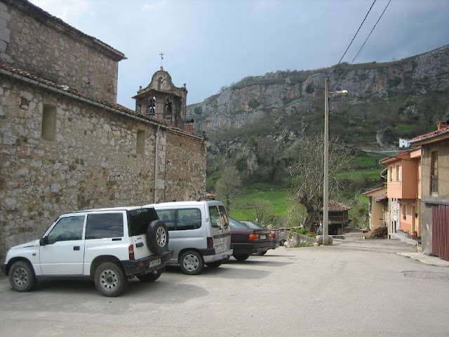 Aparcamiento en Pelúgano junto a la iglesia