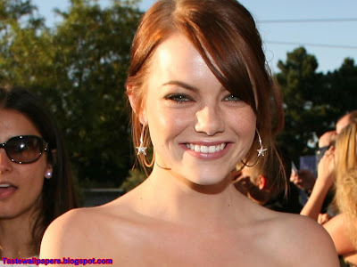 Emma Stone Cute Girl Wallpaper