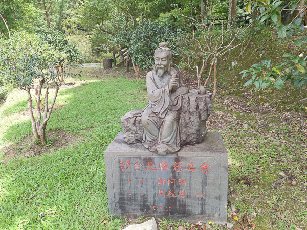 新北坪林石雕公園以茶文化為主題，茶聖陸羽雕像和充滿童趣的雕像