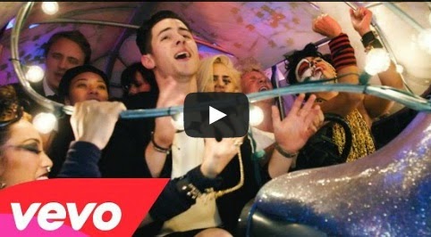 Nick Jonas, videoclip oficial de "Chains"