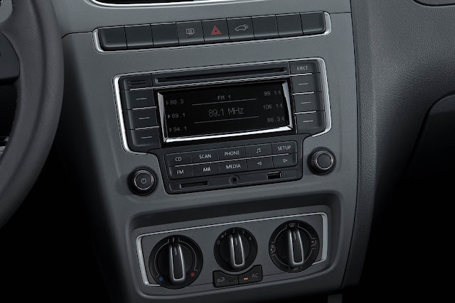 carro CrossFox 2014 Volkswagen - interior - por dentro - console central