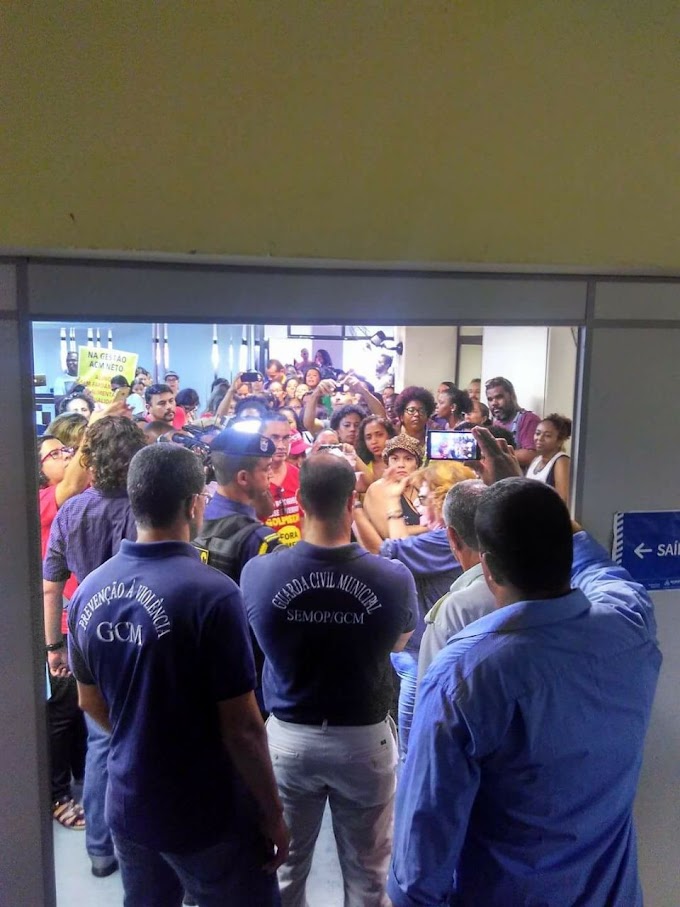 Professores da rede municipal continuam protestando em frente à Smed