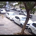 Vídeo: Homem empurra faxineira de condomínio, arranca mangueira e a molha em bairro de luxo; veja