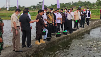 Enos Resmikan Kampung Patin di Desa Sidorahayu OKU Timur