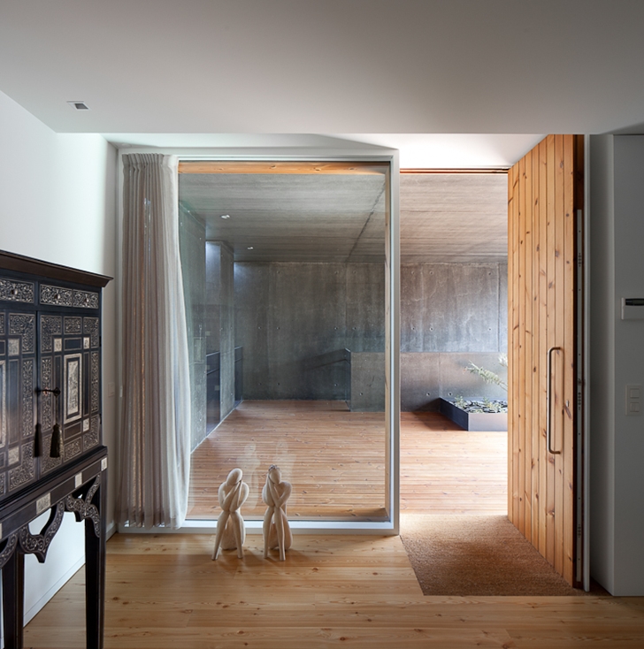Glass wall in Black Concrete House by Pitagoras Arquitectos