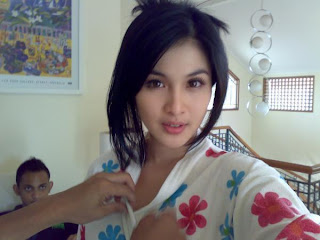 Sandra Dewi Hot pose