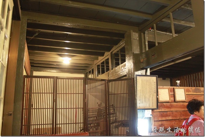如果妳留意「甘盛堂」的建築，會發現其門牌號碼居然在屋內，其實在日據時代這裡是騎樓，所以門牌在這裡沒錯。
