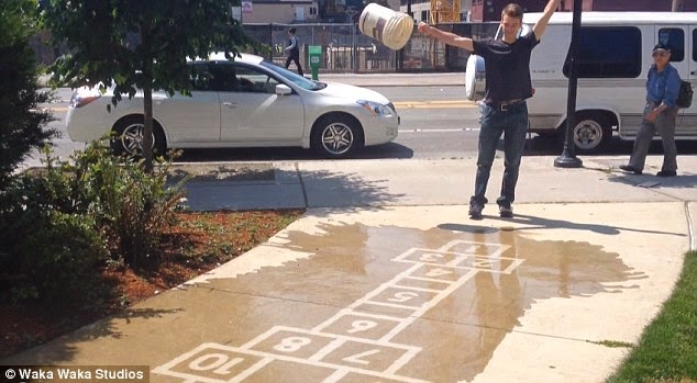 http://www.dailymail.co.uk/news/article-3014772/Seattle-artist-creates-amazing-street-murals-appear-rain.html