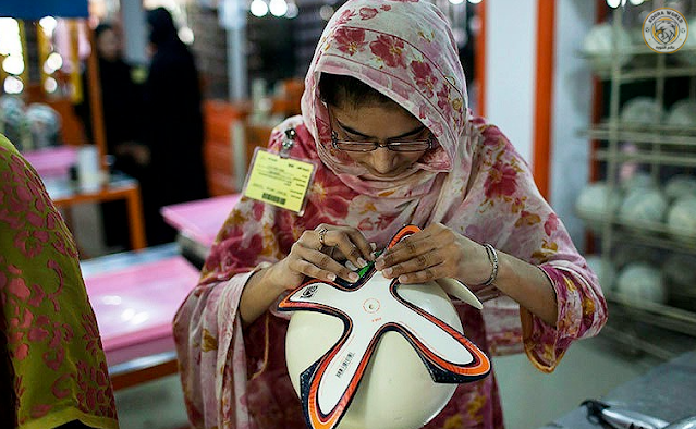 أين تصنع كرة المنديال و تحضرات باكستان في كأس العالم ؟