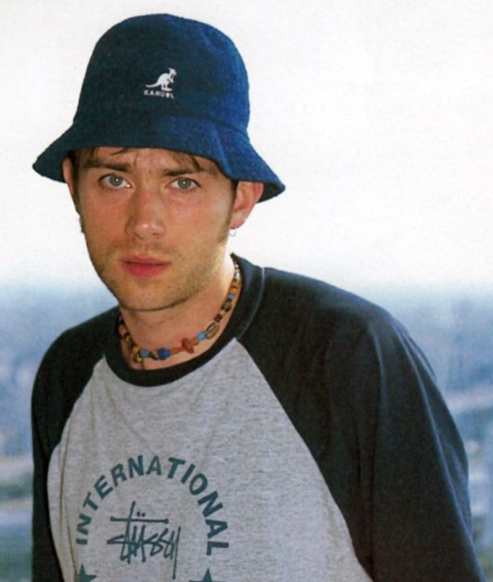 Cappellino Kangol e t-shirt Stussy per Damon Albarn, voce dei Blur