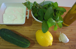 Tzatziki griego, crema de yogur y pepino.