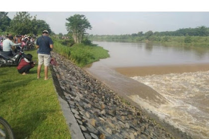 Perahu Penyeberangan Sungai Brantas Tenggelam, 4 Orang Belum Ditemukan