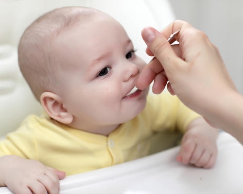 Perkembangan bayi usia 6 bulan, cara mendidik anak ketika usia bayi 6 bulan, tingkah laku bayi umur 6 bulan, panduan mengajar anak ketika masih bayi, gambar bayi usia 6 bulan, bayibelajar bergolek, bayi menangis bila bercakap kasar padanya