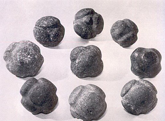 piedras esféricas talladas