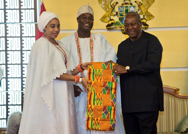 The Ghanaian President presenting #Kente to the Àrólé Odùduwà - Oba Babatunde Ogunwusi, the Ooni of Ile-Ife in Accra