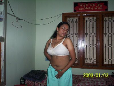 Tamil College Aunty Open in blouse 2