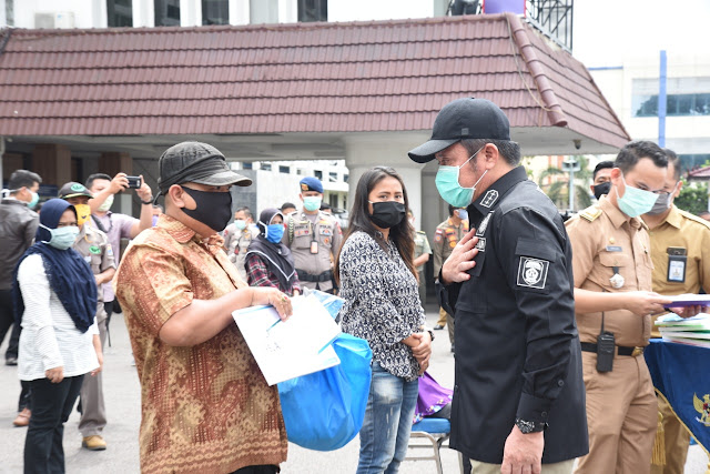 Gubernur Herman Deru Serahkan Bantuan Listrik Gratis dan Sembako Gratis