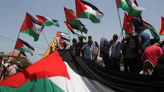 The New York Times: The Palestinians are waging a "flag" battle against the Israeli right While the Israeli police and settlers increasingly and continuously target the Palestinian flag, Israeli lawmakers are working to pass laws criminalizing raising it, in a move that the Palestinians consider a prelude to criminalizing the Palestinian identity.  A report published by the American newspaper " New York Times " said that Palestinian flags are not banned in Israel, but the Israeli occupation forces and settlers always tear them down.  The report pointed out that these flags were also constantly targeted by Israeli lawmakers, which the Palestinians consider a targeting of their identity.  In this context, the Times referred to the incident of Palestinian Sheikh Abdullah Al-Hajj, who resides in the Islamic Quarter of Jerusalem, where Israeli settlers organized the flags march.  During this march, the pilgrim raised the Palestinian flag, before the settlers attacked him and the police, who quickly confiscated the flag and arrested him.  "After I raised the flag, I didn't care what would happen to me, if I was killed, my bones broken, or arrested," Al-Hajj said.  The report indicates that although the Palestinian flag is not banned in Israel, it is increasingly being pursued by the authorities who are trying to suppress any manifestation of Palestinian nationalism, and this is especially evident in East Jerusalem, which is inhabited by Palestinians.  Even during US President Joe Biden's visit to Israel in mid-July, the American flags were flown in all of Jerusalem, including the outskirts of East Jerusalem, and the Palestinian flags were removed for hours.  Attempting to criminalize Palestinian identity  Last month, the Knesset passed a draft resolution in the first reading, prohibiting the raising of the Palestinian flag in universities, although its fate is not known after the collapse of the government.  In the occupied West Bank, settlers remove Palestinian flags from Palestinian cities, sometimes with the protection of the Israeli army.  As for occupied East Jerusalem, the flags are spread in the settlers’ homes, but the Palestinians cannot raise their flag, so they resort to drawing the flag in its four colors, black, white, green and red, on the walls.  And raising the flag, the report asserts, is not prohibited in Israel, so the Israeli police have resorted to legal interpretations, such as affecting public order, to arrest and convict Palestinians for the flag.  In response to the newspaper’s questions, the Israeli police said that “the act of lifting is not a crime,” but that when it endangers human life, “the field commander has the authority to take all measures to stop the threat and maintain public order.”  Earlier this year, deputies in the extremist Likud party submitted a bill that would criminalize raising the flag of an enemy state or the national authority in state-funded institutions, that is, universities and colleges. Whoever is caught in flagrante delicto faces imprisonment for one year and a fine of no more than 10,000 shekels. The project gained support when it allowed students at Ben-Gurion University to commemorate the Nakba and raise the Palestinian flag, angering some Israelis.  Although the project received support in the first reading, the government's collapse means submitting it again to the next government.  Many battles are taking place in several regions, around the raising of the Palestinian flag, and the battle over the flag is still ongoing and "almost daily".