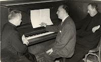 Manuel Lekuona, Francisco Escudero pianoan eta Pío Montoya, Zigor partitura lantzen. Manuel Lekuona, Francisco Escudero al piano y Pío Montoya trabajando en la partitura de Zigor 