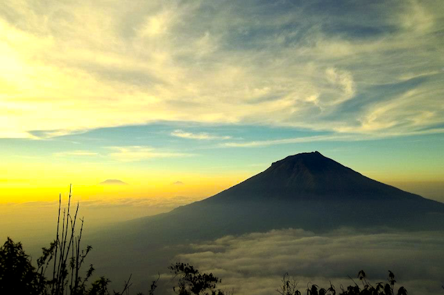  atau disebut juga dengan Sindara ataupun Sundoro merupakan gunung vulkano aktif yang terl Sensasi Pendakian Menuju Puncak Gunung Sindoro