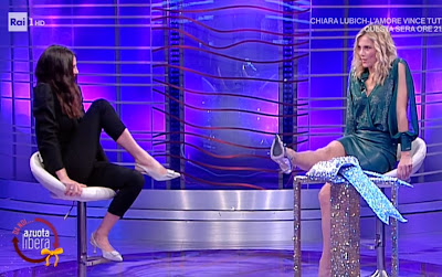 Francesca Fialdini e Francesca Chillemi giocano con le scarpe