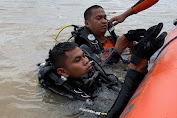Tim SAR Brimob Bone Bantu Pencarian Pengemudi Mobil Dinas Tenggelam di Muara Sungai Tangka