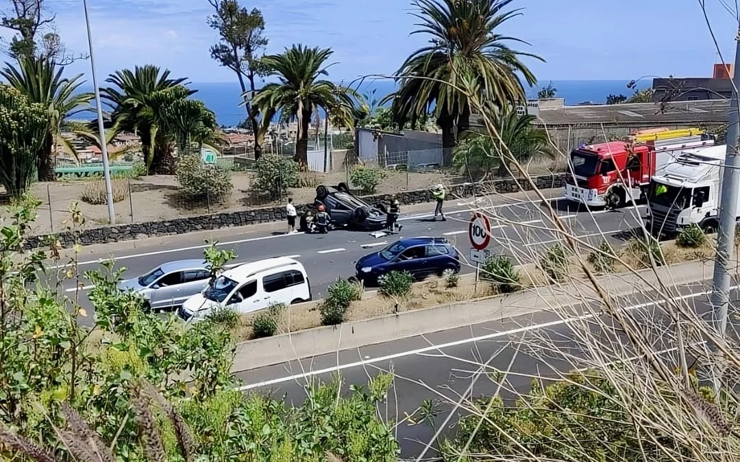 Imagen del accidente y los recursos de emergencia en el lugar (Foto: Incidencias Tenerife).