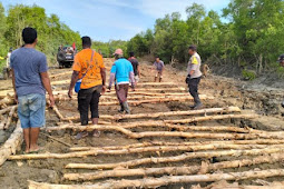 TNI-Polri Bersama Masyarkat Gotong-Royong Perbaiki Jalan di Kampung Nasem