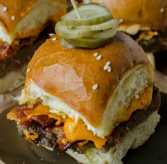 BACON CHEESEBURGER SLIDERS RECIPE #dinner #partyfood