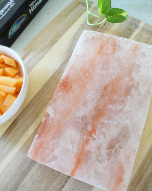 Ensalada de melón en tabla de sal del Himalaya