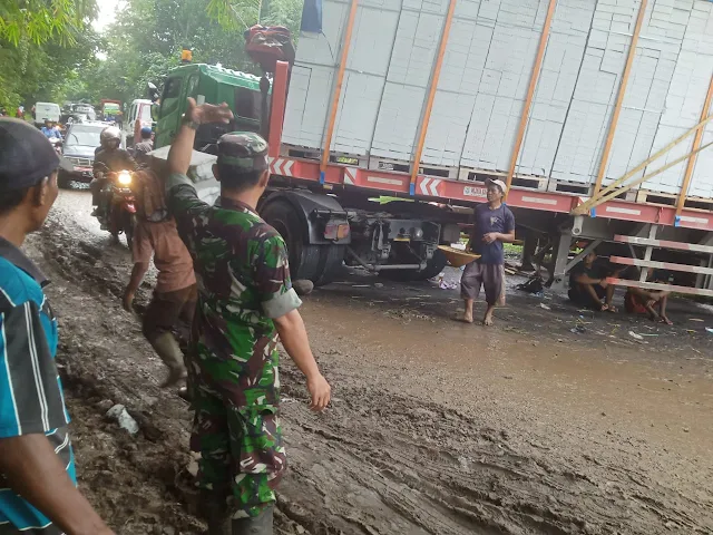 Truk Tronton Alami Gagal Mesin, Babinsa Koramil 09/Bantarbolang Bantu Evakuasi