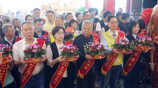 ▲南瑤宮笨港進香潦溪活動，彰化縣長王惠美、南瑤宮管理人市長林世賢、進香大總理白鴻森、立委黃秀芳、縣議會副議長許原龍、彰化市民代表會主席陳文賓等人，共同舉行隆重的起駕典禮後，進香隊伍正式開拔。（記者林明佑攝）