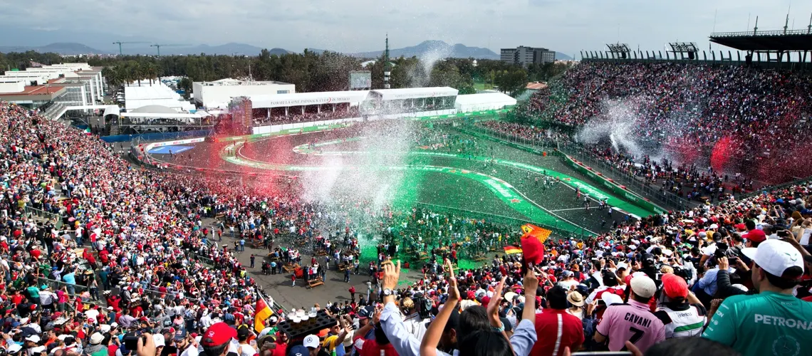 Gradas con Espectadores de Carreras de Formula 1