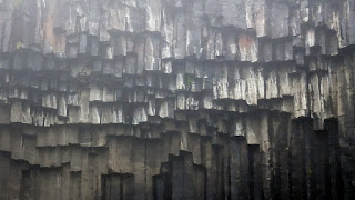 Basalt columns at SVARTIFOSS