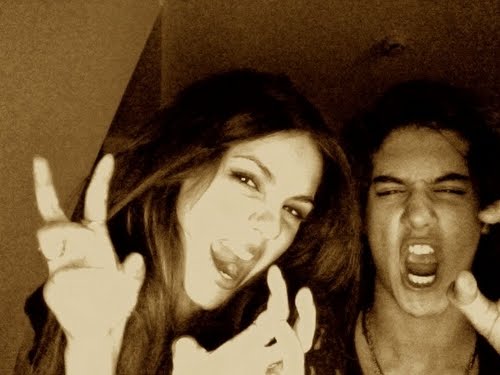 Avan Jogia y Victoria Justice en Londres FOTOS