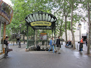 Montmartre is also the name of the neighborhood on the hill. (img )