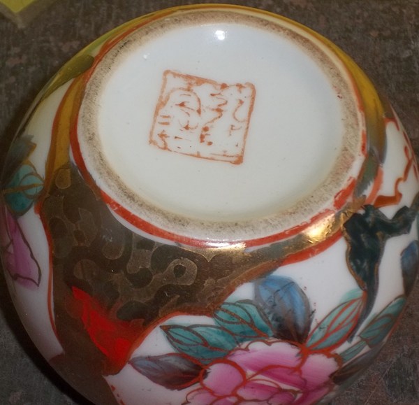 antik lawas Guci Keramik motif bunga antik lawas Guci Keramik motif bunga
