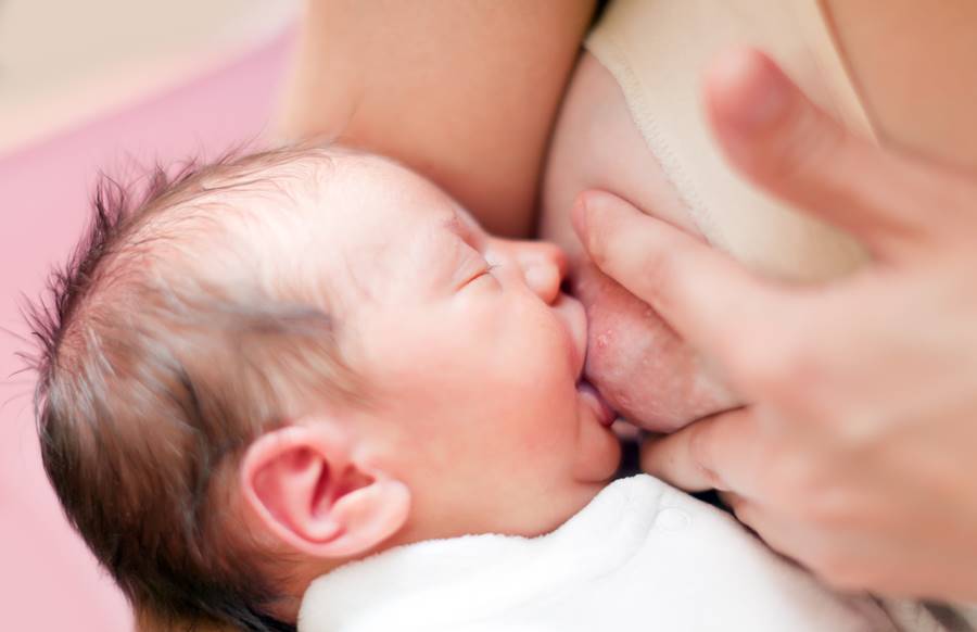 Bebe tomando leche materna